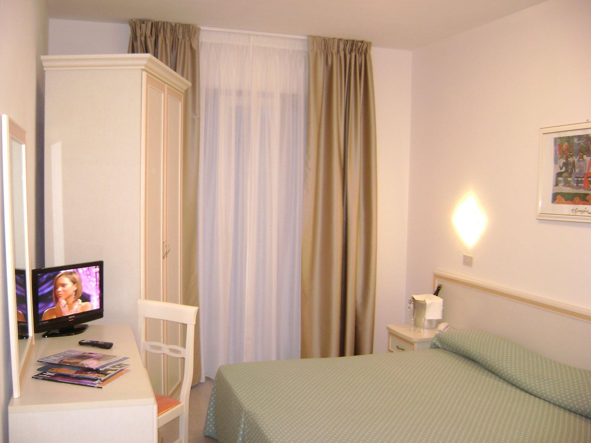 מרינה די פיאטרסנטה Hotel Mediterraneo מראה חיצוני תמונה