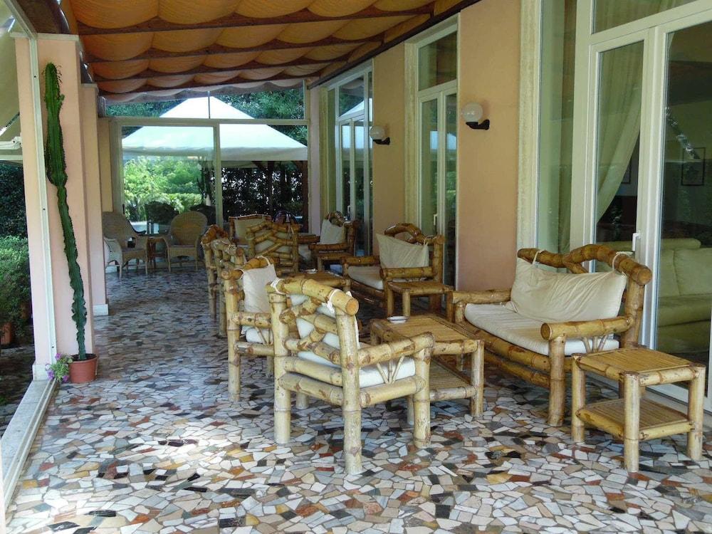 מרינה די פיאטרסנטה Hotel Mediterraneo מראה חיצוני תמונה