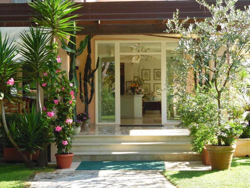 מרינה די פיאטרסנטה Hotel Mediterraneo מראה חיצוני תמונה