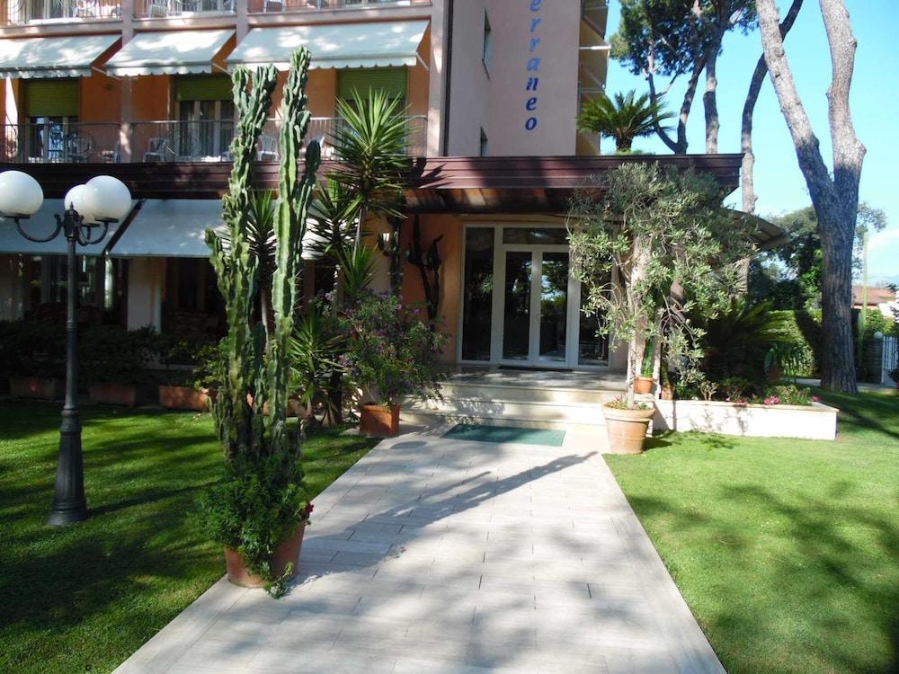 מרינה די פיאטרסנטה Hotel Mediterraneo מראה חיצוני תמונה