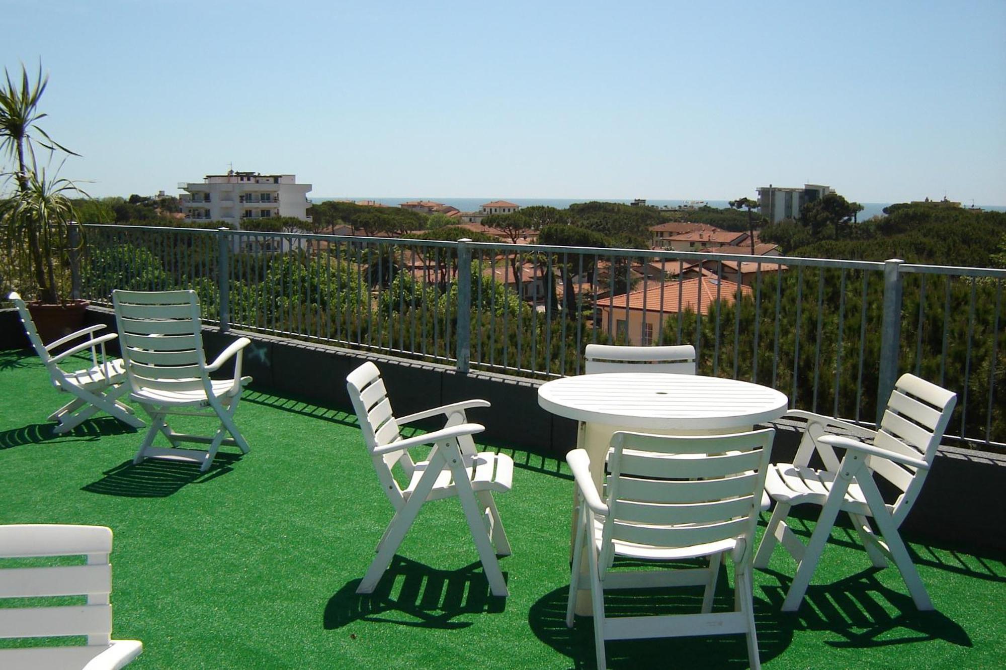 מרינה די פיאטרסנטה Hotel Mediterraneo מראה חיצוני תמונה