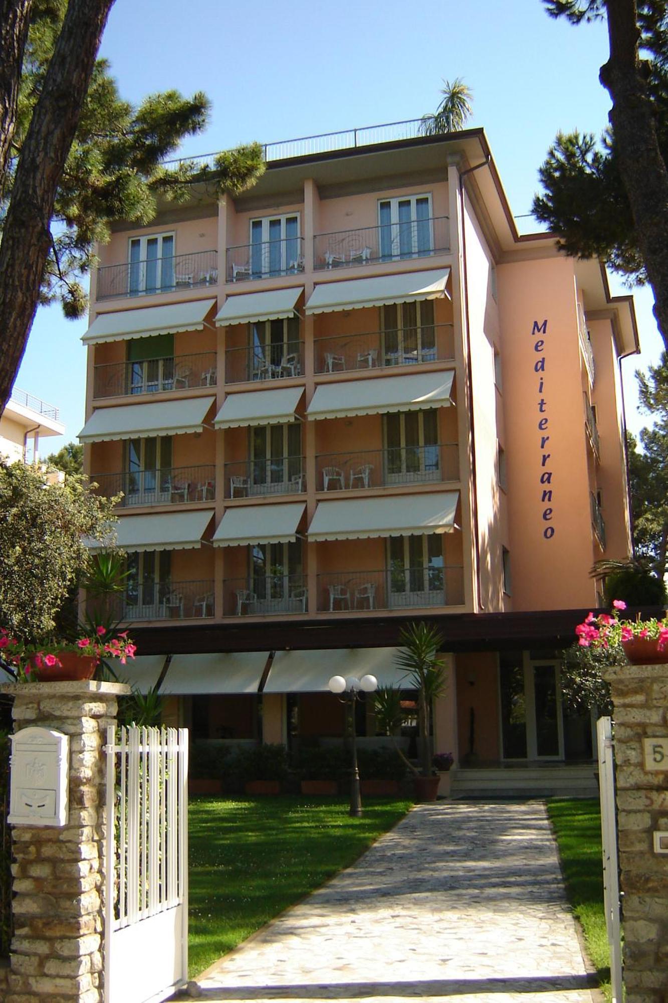 מרינה די פיאטרסנטה Hotel Mediterraneo מראה חיצוני תמונה