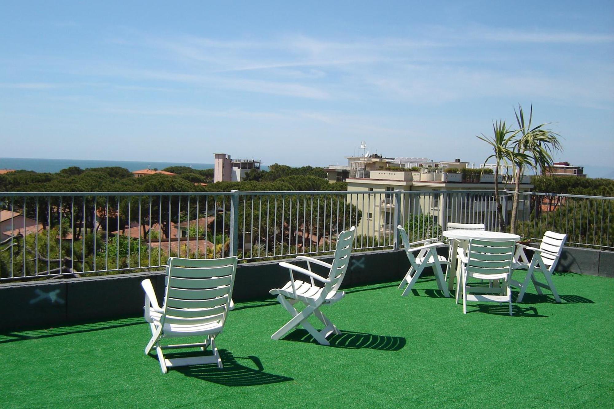 מרינה די פיאטרסנטה Hotel Mediterraneo מראה חיצוני תמונה