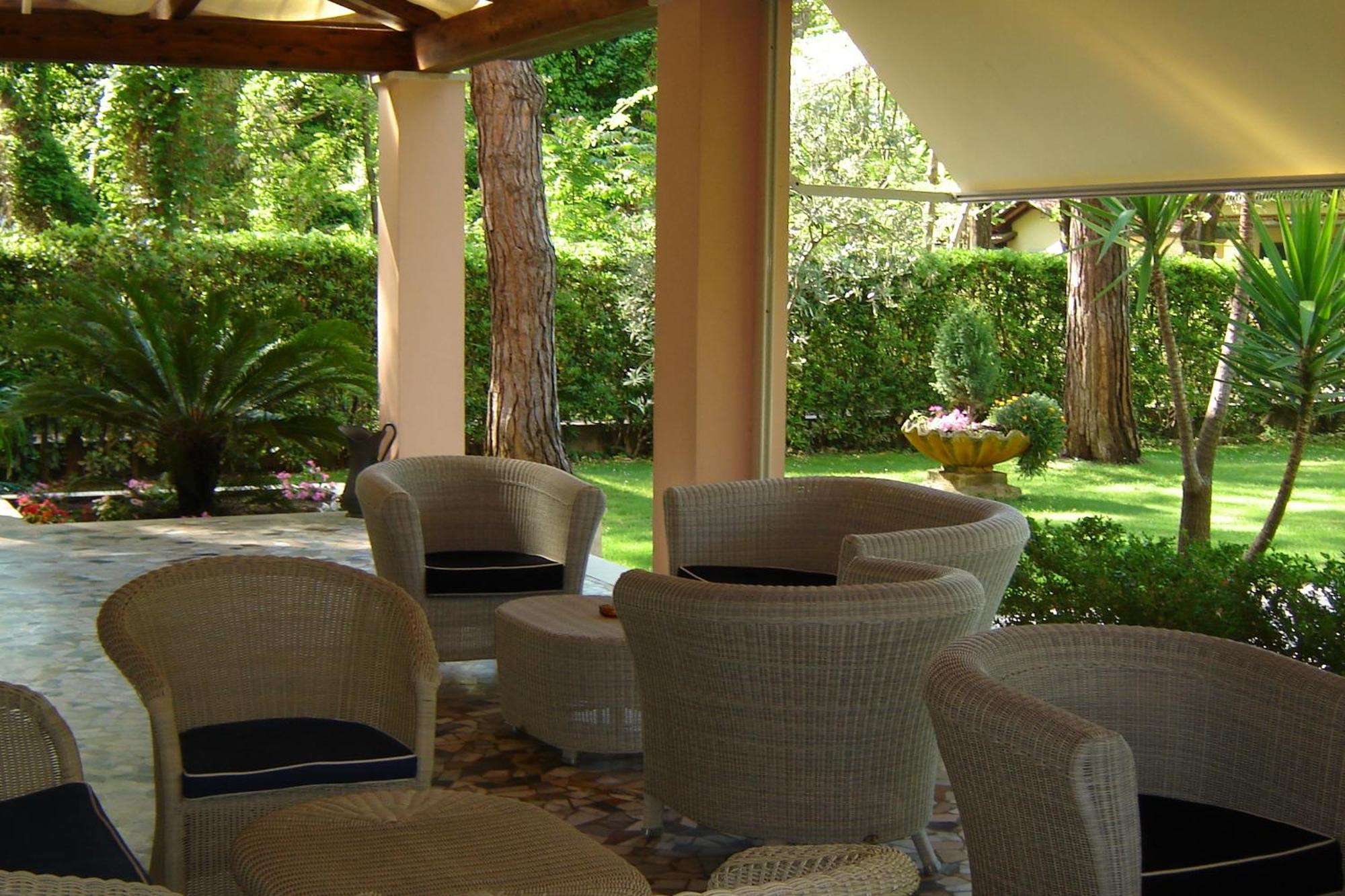 מרינה די פיאטרסנטה Hotel Mediterraneo מראה חיצוני תמונה
