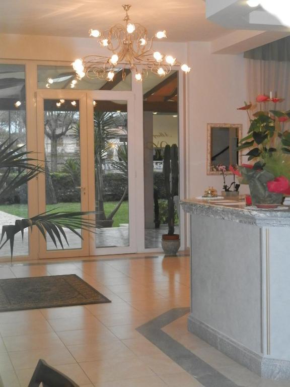 מרינה די פיאטרסנטה Hotel Mediterraneo מראה חיצוני תמונה