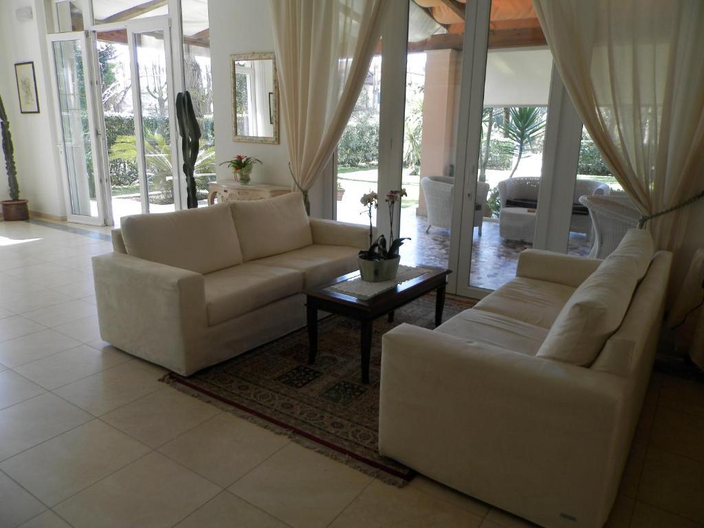 מרינה די פיאטרסנטה Hotel Mediterraneo מראה חיצוני תמונה