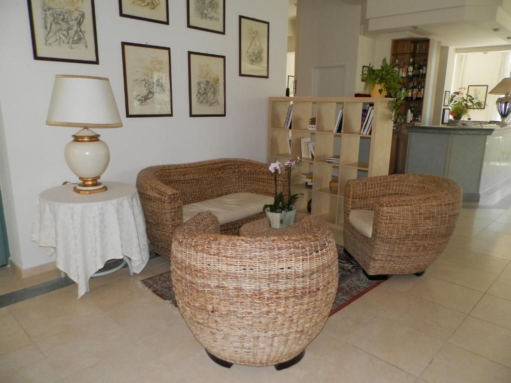 מרינה די פיאטרסנטה Hotel Mediterraneo מראה חיצוני תמונה
