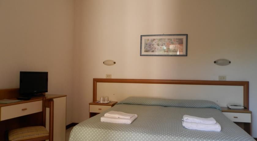 מרינה די פיאטרסנטה Hotel Mediterraneo מראה חיצוני תמונה