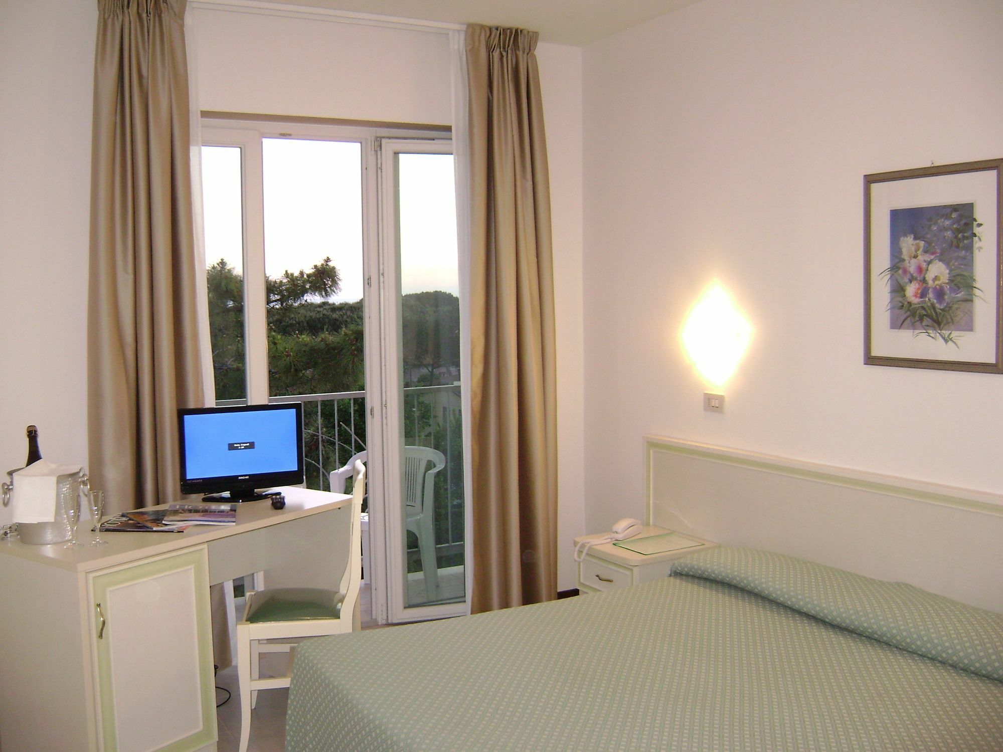 מרינה די פיאטרסנטה Hotel Mediterraneo מראה חיצוני תמונה